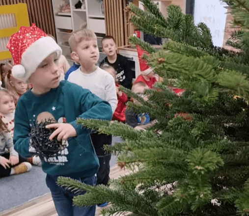 Ubieranie choinki w przedszkolu