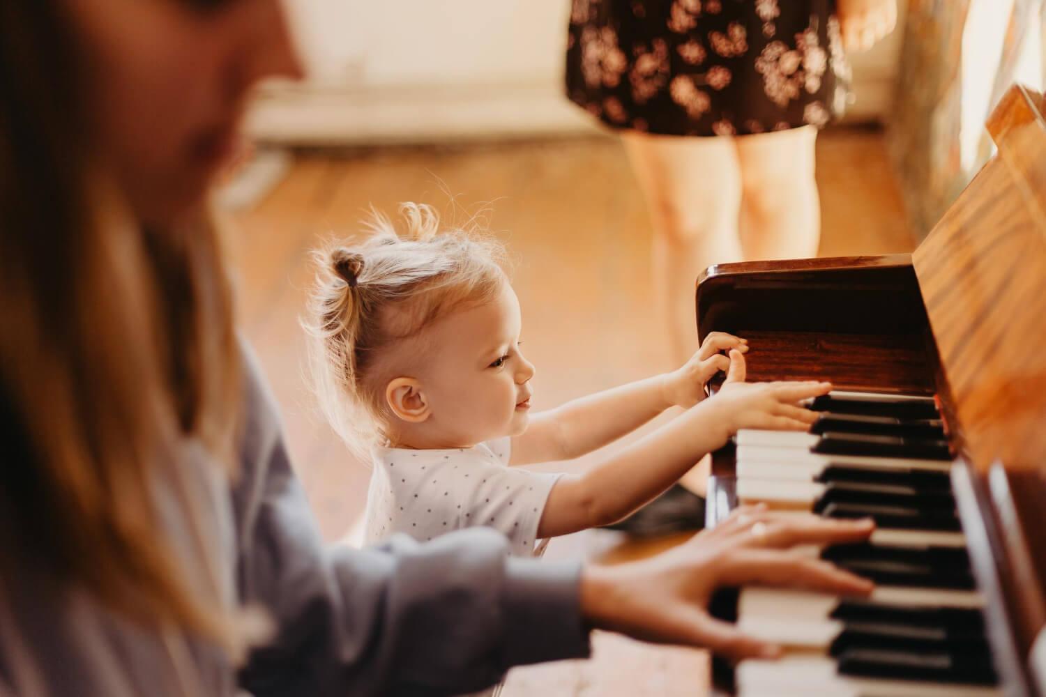 Małe dziecko poznające instrument muzyczny